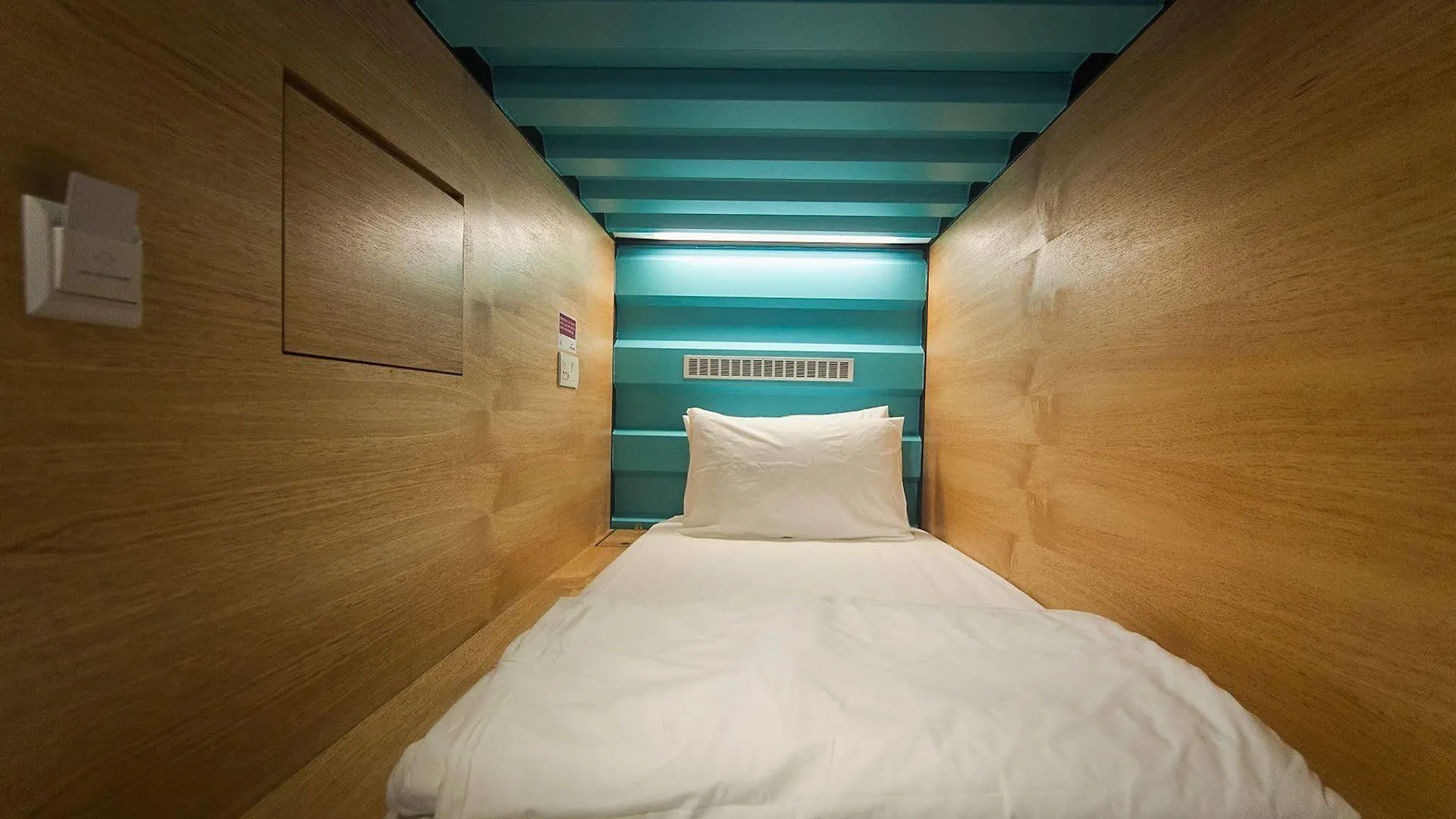 Capsule By Container Hotel セパン